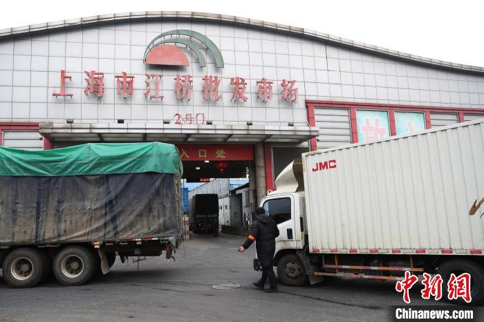 上海市江桥批发市场门前车来车往。　张亨伟 摄
