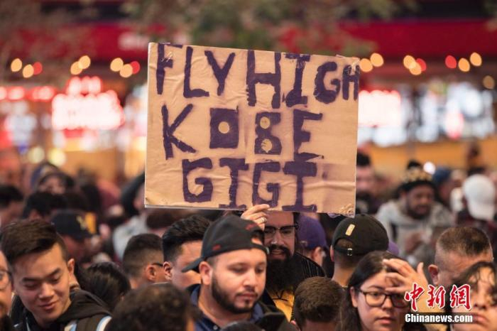 　　当地时间1月27日，球迷在NBA洛杉矶湖人队主场斯台普斯中心旁边的广场上悼念科比·布莱恩特。26日，科比·布莱恩特的私人直升机在加州小城卡拉巴萨斯坠毁，包括科比及其二女儿在内的机上9人全部遇难。中新社记者 刘关关 摄