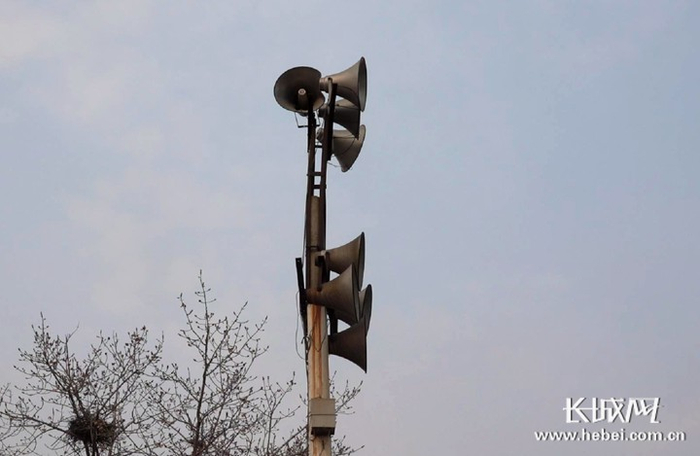 村里大喇叭向村民宣传防疫知识。长城新媒体记者 周亚彬 摄