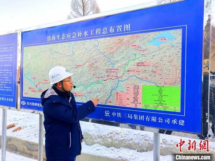 图为工作人员介绍岱海生态应急补水工程。　张林虎　摄