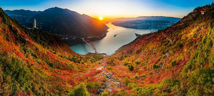 　　航拍冬季巫峡青红相接的山水，红叶如同从江面爬上山坡。新华网发（朱云平 摄）