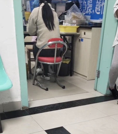 代孕卖卵中介向记者展示合作医院的环境。