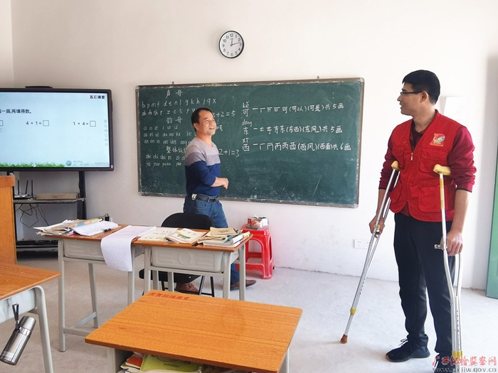 李守亭拄着拐杖走访汪勤新教学点