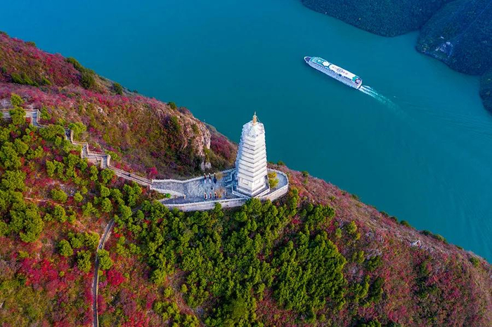 　　红叶又满峡江。新华网发（朱云平 摄）