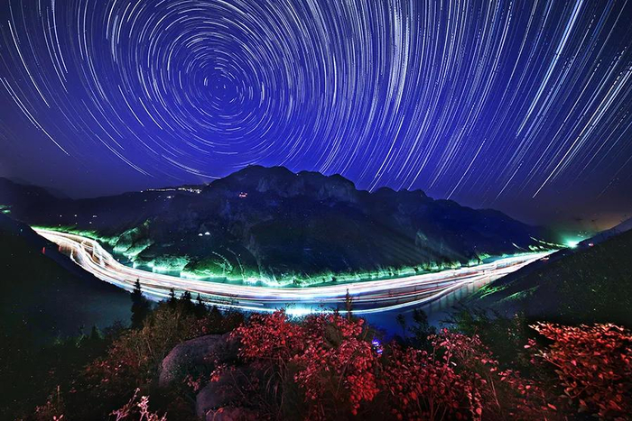　　繁星与红叶映衬下的三峡，充斥着浪漫色调。新华网发（王正坤 摄）