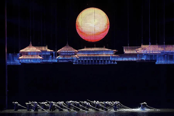 　　大型诗词文化实景演艺《归来三峡》演出现场。新华网发（李相博 摄）