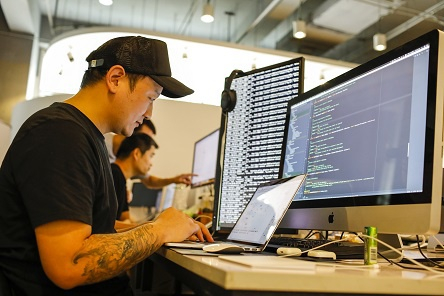 互联网技术人员以科技赋能工艺