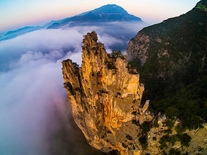 　　航拍云雾缭绕的巫山神女峰。新华网发（王正坤 摄）