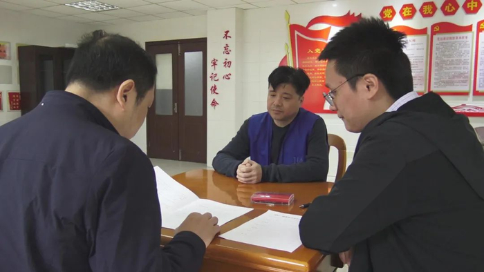 图为2019年10月23日，无锡市纪委监委审理室同志向刘俊伟宣布开除党籍、开除公职处分决定。（黄星 摄）