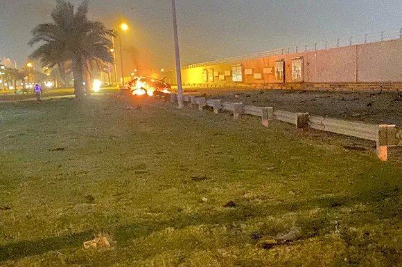 巴格达机场外一辆被导弹击中的汽车残骸，图片来源：Iraq Security Media Cell， via Twitter