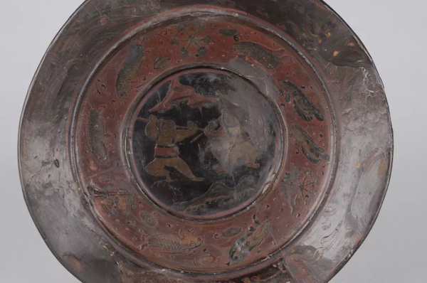 “童子对棍图漆盘”