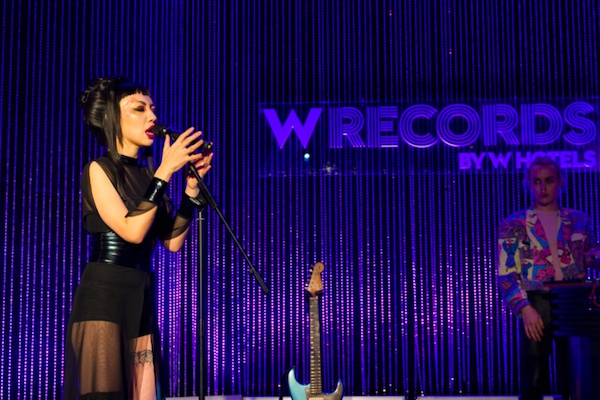 FIFI RONG于西安W酒店献上新歌现场首秀