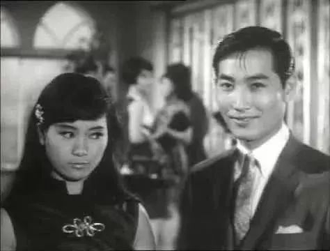 73岁香港粤语片巨星“影迷公主”元旦开派对 摆10桌请粉丝吃饭庆祝生日