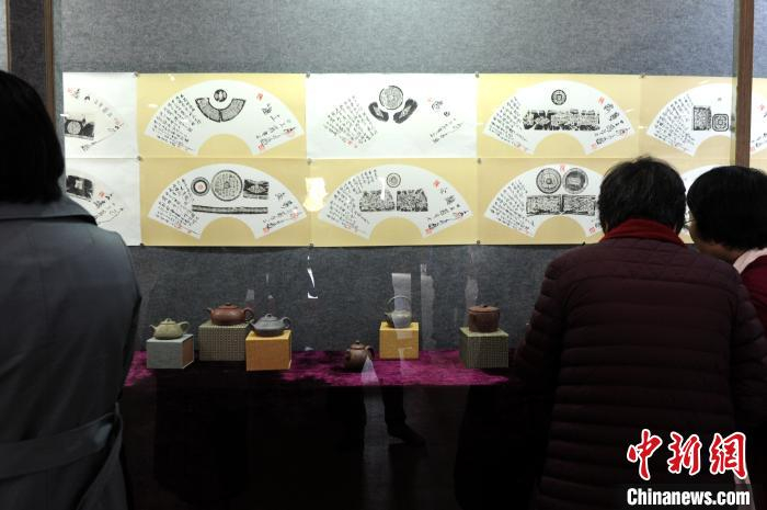 大可艺术巡回展吸引不少书画爱好者参观。　张金川 摄