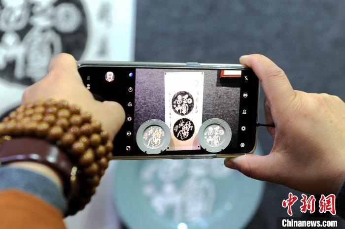 书法爱好者拿出手机拍摄大可的艺术作品。　张金川 摄