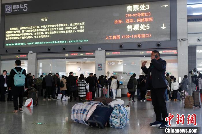  资料图，旅客在上海虹桥火车站排队购买车票。　殷立勤摄