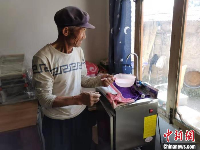 图为甘肃农民家里安装的“农村安全饮水净化器”。甘肃膜科院供图