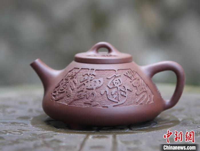 大可奇壶：紫砂熟刻。(大可提供)