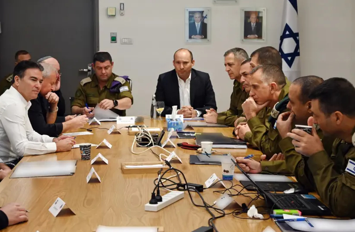 1月3日，贝内特和多名指挥官开会“评估形式”