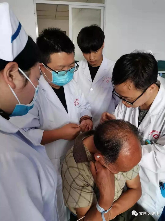 ▲图为谢波在培训昭阳区中医医院指导医护人员开展自血穴位疗法