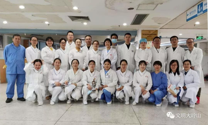 图为谢波所在病区医护人员合影