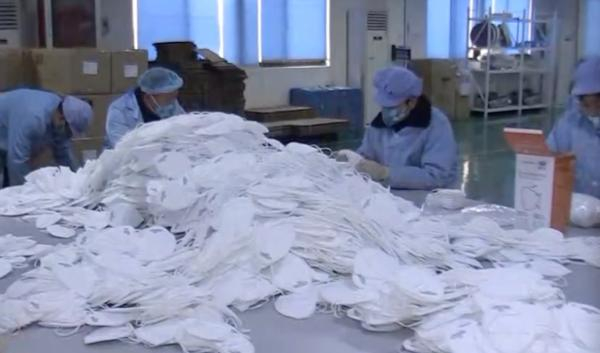 上海远钦净化科技有限公司在生产口罩。澎湃新闻记者 江海啸 图