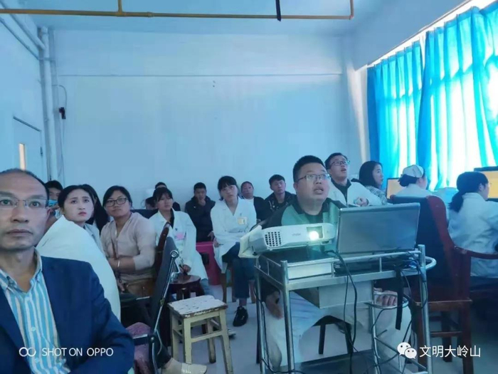 ▲图为谢波在培训昭阳区中医医院呼吸内科的医护人员