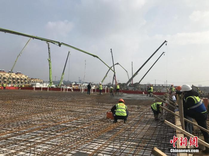 1月28日，武汉市连日阴雨后迎来了阳光，在武汉火神山医院项目工地上，施工人员正在加紧施工。中新社记者 全安华 摄
