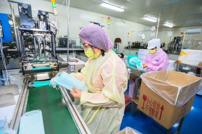 美迪康医用材料（上海）有限公司在生产口罩。松江区供图