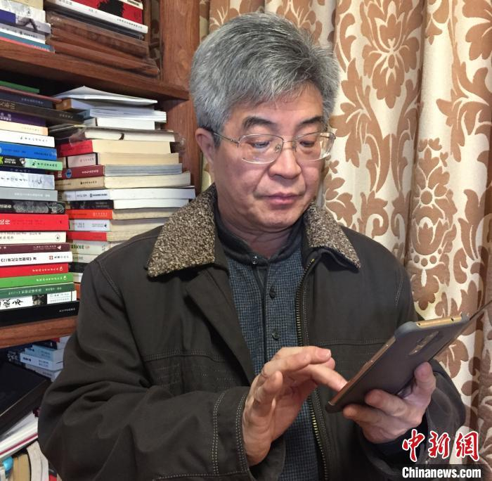 丘树宏通过手机和朋友们分享《你是光，你是爱》　丘树宏供图　摄