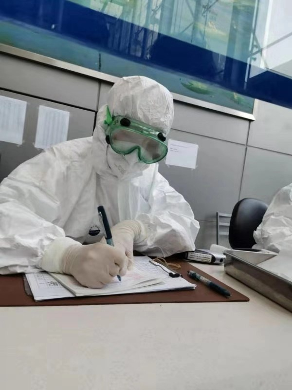 上海新华医院党员志愿者在临床一线工作。新华医院 供图