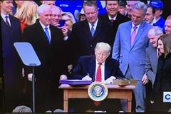 特朗普签署美墨加协定  将取代北美自由贸易协定