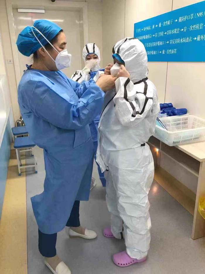  青海省第四人民医院医务工作者做好进入病区防护工作