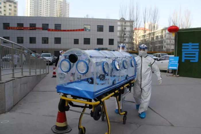  青海省第四人民医院医务工作者准备负压担架