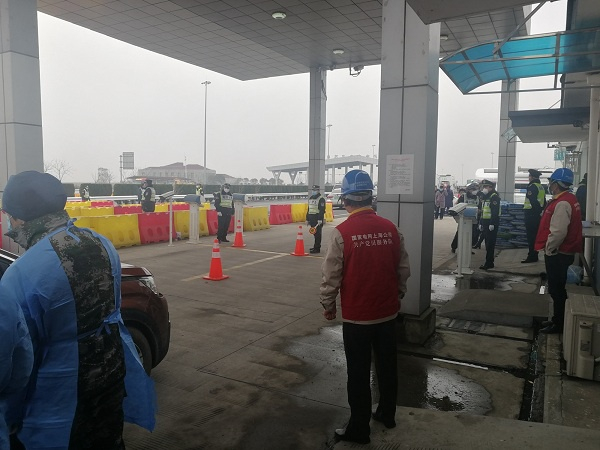 图说：国网上海崇明供电公司在高速公路测温点检查用电设施 来源/受访者供图