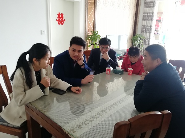 图说：袁佳怡和家人商议取消婚礼  来源/采访对象供图