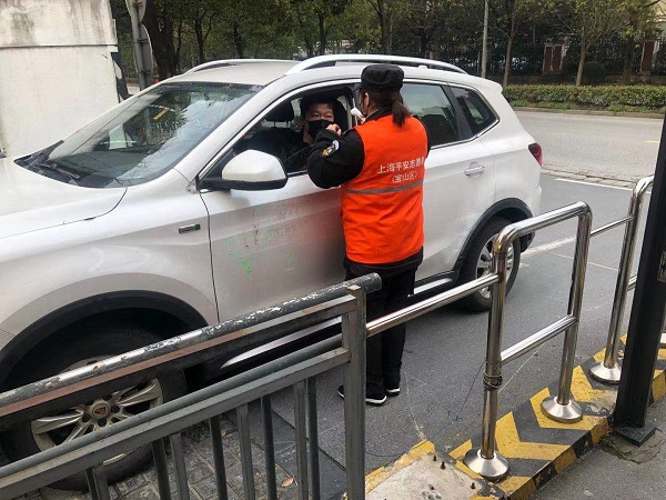 图说:保安们穿上志愿者马甲 采访对象供图(下同)