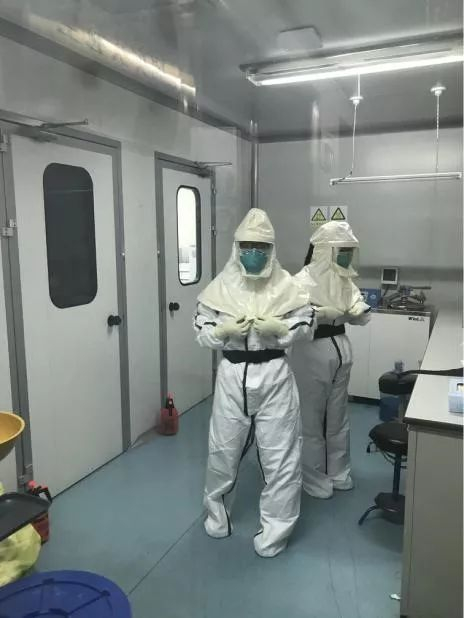  青海省疾控中心检验人员做好检验前的防护检查工作