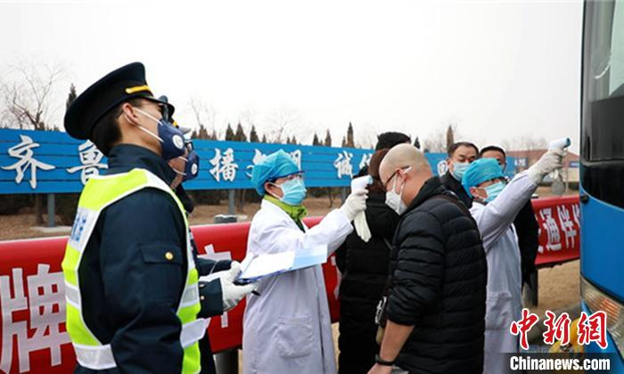 乘客在高速公路收费口接受体温检测。　宣传部供图 