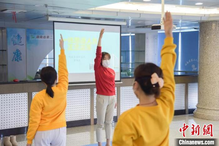 心理专家帮助一线医务人员释放压力。　付敬懿 摄