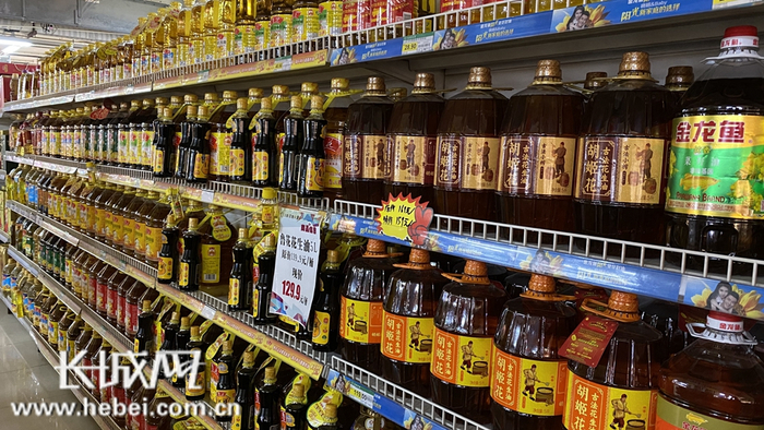 照片为安新县双隆超市摆放各类花生油的货架。刘师豪 摄