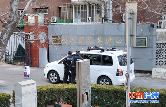  小区工作人员例行进行登记。中新经纬 张猛 摄