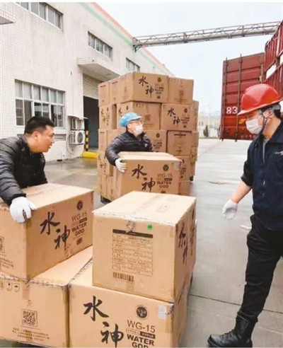 　　台企旺旺集团通过湖北红十字会，将旗下产品水神消毒除菌产品第一时间送往武汉。图为工作人员正在装运捐赠物资。 　　资料图片