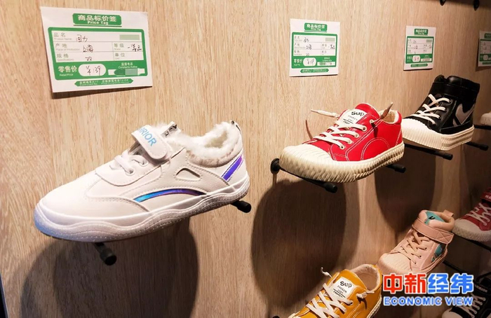 回力门店内出售的童鞋（图片来源：中新经纬 赵佳然 摄）