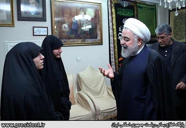  鲁哈尼慰问苏莱曼尼家属，图自IRNA