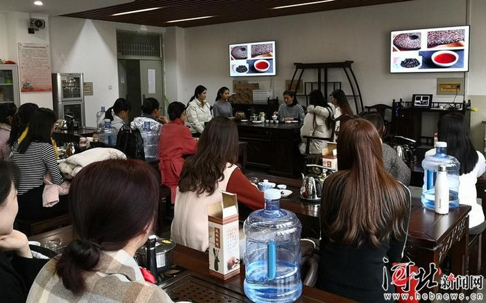 河北师范大学2019级家政学专业学生在茶艺实训室上课。图/河北新闻网（记者桑珊摄）