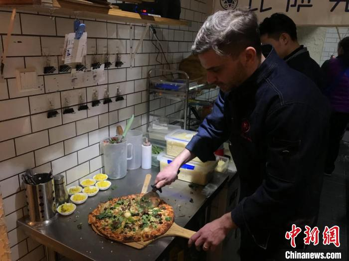 图为Avi Barzilay正在制作“串串披萨”。　岳依桐 摄