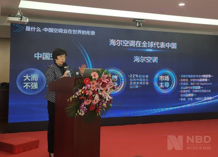 与会专家、企业探讨空调能效提升 图片来源：每经记者 张虹蕾 摄