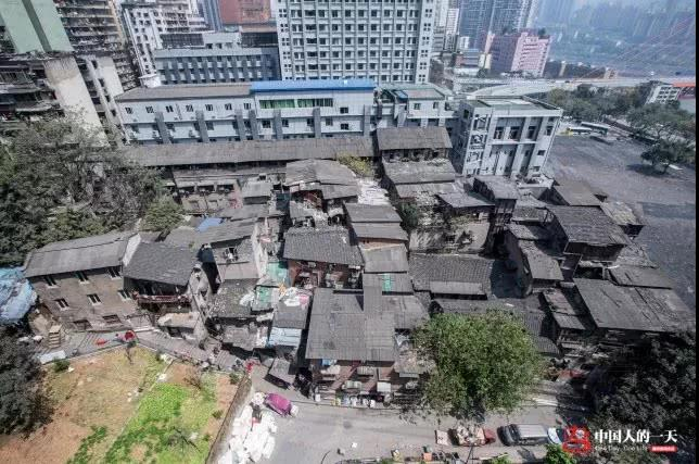  △2015年，冉师傅和不少棒棒租住的棚户区，如今已经拆掉了。