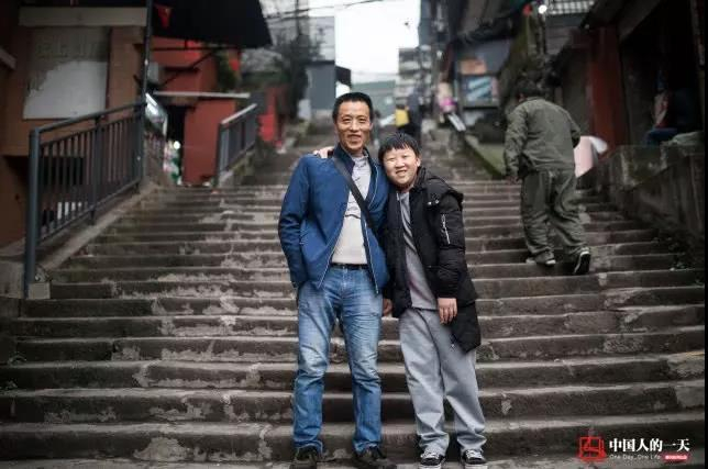  △2019年，十年后，父子俩再次站到了当年拍照的地方。